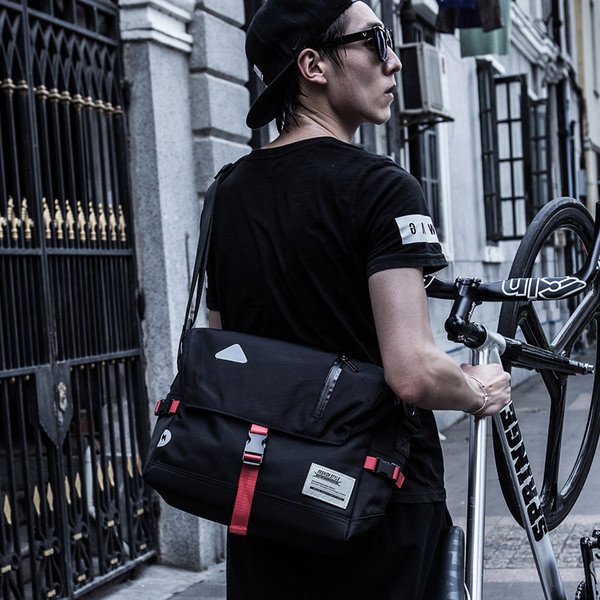 Мъжка чанта през рамо с широка презрамка в чрен цвят