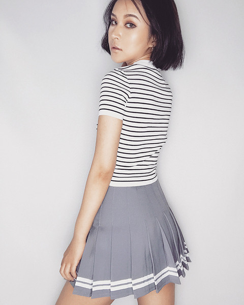 Bluză de damă lejeră, modernă, în dungi, cu mâneci scurte, în alb și negru