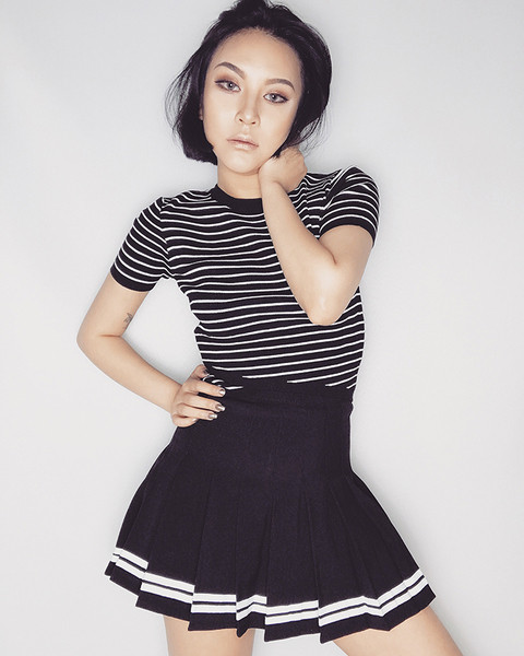 Bluză de damă lejeră, modernă, în dungi, cu mâneci scurte, în alb și negru