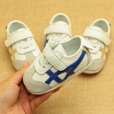 Детски обувки унисекс в бял цвят с цветни мотиви и лепенки 