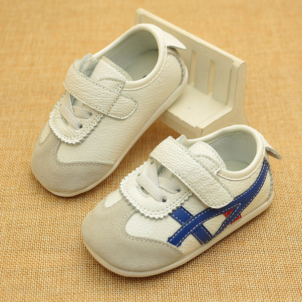 Детски обувки унисекс в бял цвят с цветни мотиви и лепенки 