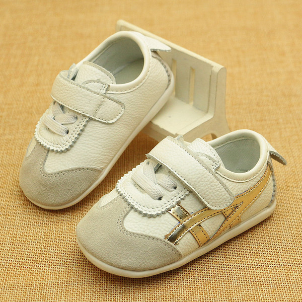 Детски обувки унисекс в бял цвят с цветни мотиви и лепенки 