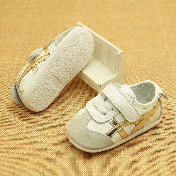 Детски обувки унисекс в бял цвят с цветни мотиви и лепенки 