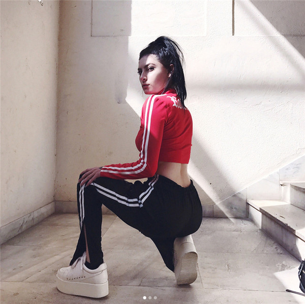 Модерен спортен дамски панталон в черен цвят с кант