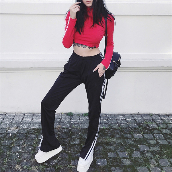 Модерен спортен дамски панталон в черен цвят с кант