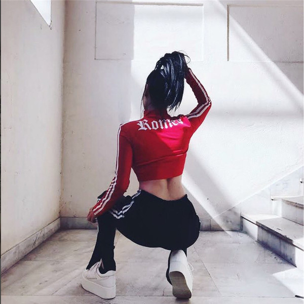 Модерен спортен дамски панталон в черен цвят с кант