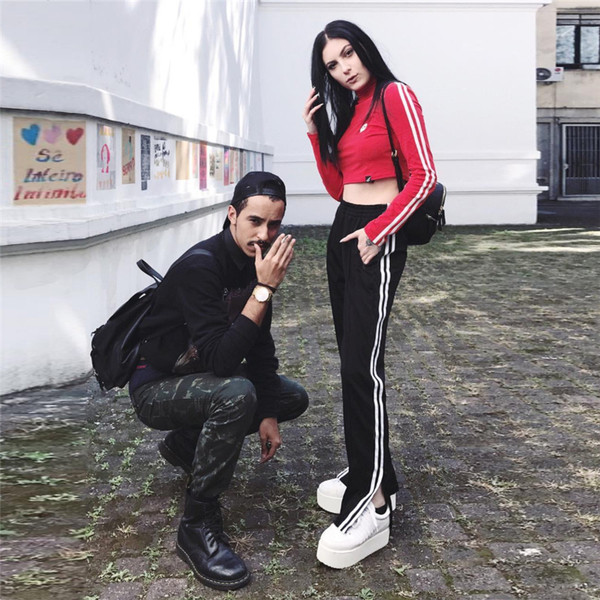 Модерен спортен дамски панталон в черен цвят с кант