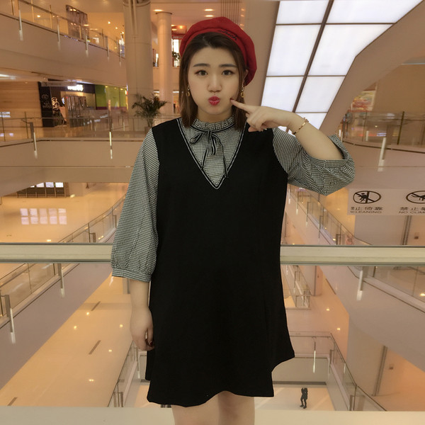 Спортно-елегантна дамска рокля в свободен стил с О-образна яка в черен цвят