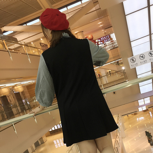 Спортно-елегантна дамска рокля в свободен стил с О-образна яка в черен цвят