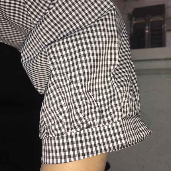 Спортно-елегантна дамска рокля в свободен стил с О-образна яка в черен цвят