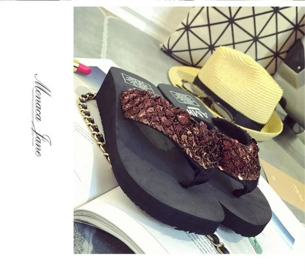 Papuci moderni de dama cu paiete si curea groasa intre degete