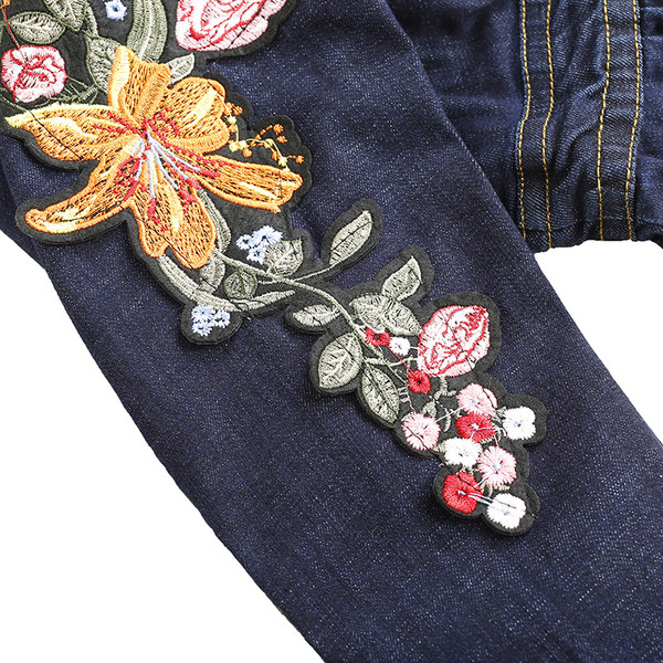 Модерна дамска деним разкроена рокля с цветна бродерия в тъмен цвят