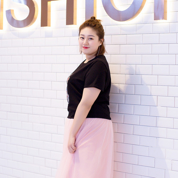 Спортна дамска тениска с цветна апликация,подходяща за ежедневие в три цвята