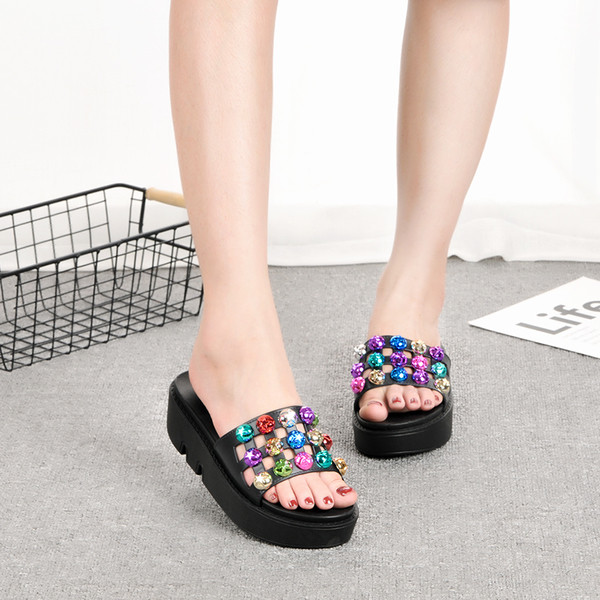 Papuci eleganti de damă cu platformă și margele decorative colorate