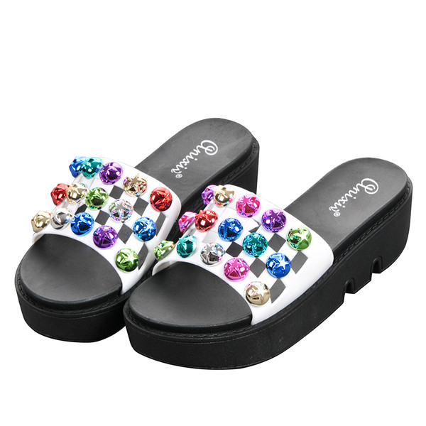 Papuci eleganti de damă cu platformă și margele decorative colorate