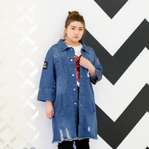 Модерно дамско дълго дънково яке в свободен стил с кръпки и цветни щампи по гърба,големи размери