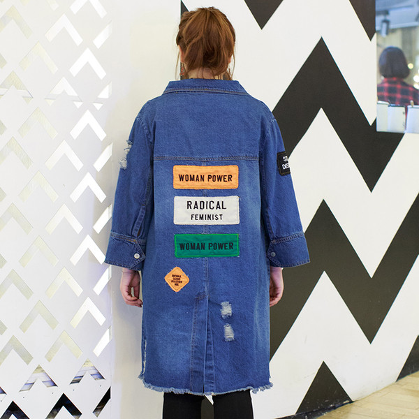 Модерно дамско дълго дънково яке в свободен стил с кръпки и цветни щампи по гърба,големи размери