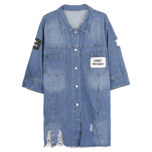 Модерно дамско дълго дънково яке в свободен стил с кръпки и цветни щампи по гърба,големи размери