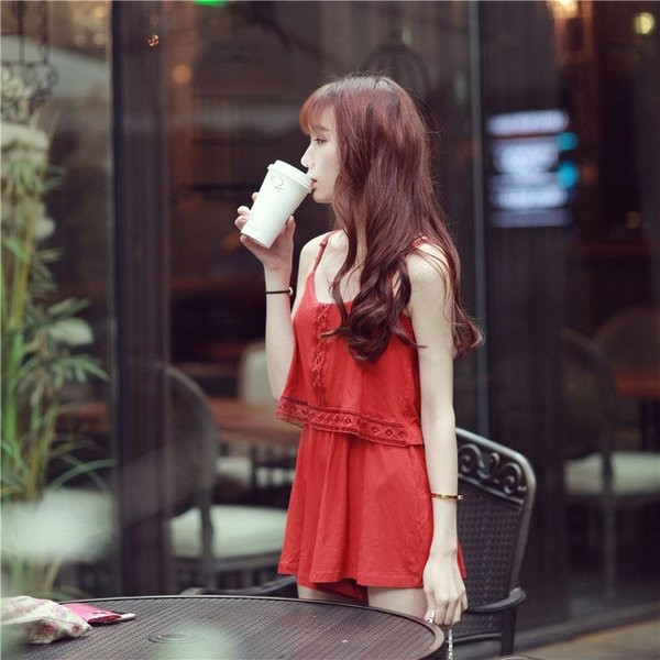 Ежедневен дамски гащеризон с интересни мотиви в черен и червен цвят 