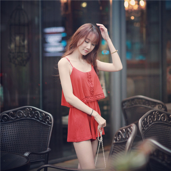 Ежедневен дамски гащеризон с интересни мотиви в черен и червен цвят 