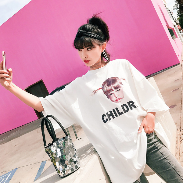 Női széles póló színes nyomattal fehér és piros színben