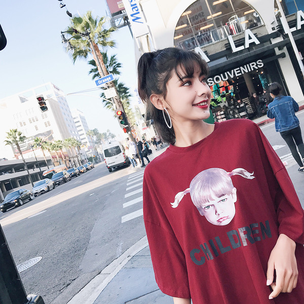 Női széles póló színes nyomattal fehér és piros színben