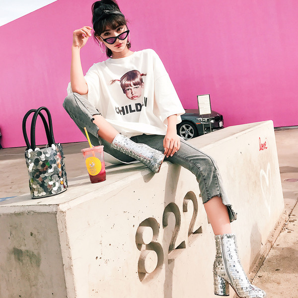 Női széles póló színes nyomattal fehér és piros színben