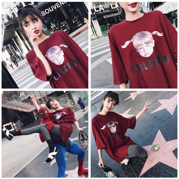 Női széles póló színes nyomattal fehér és piros színben