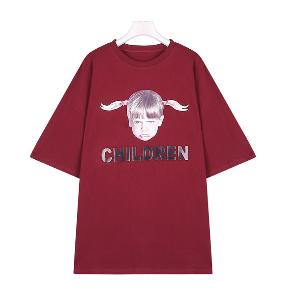 Női széles póló színes nyomattal fehér és piros színben