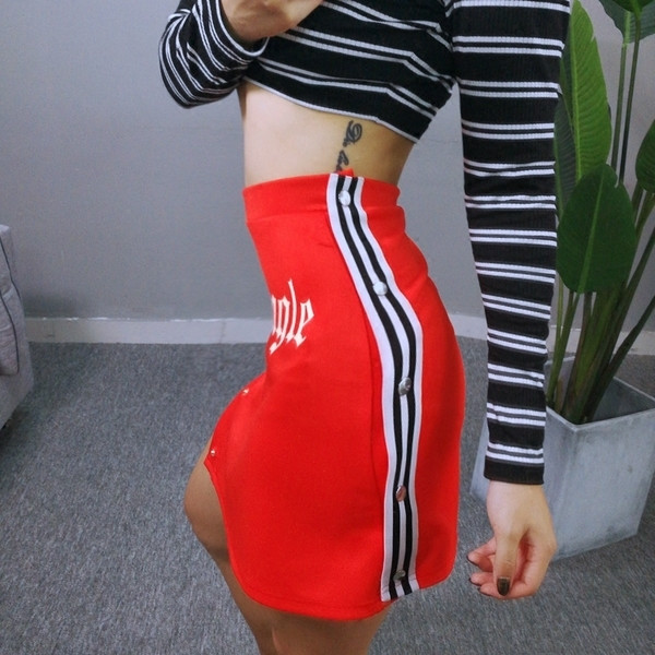 Спортно-ежедневна дамска пола в черен и червен цвят с надпис