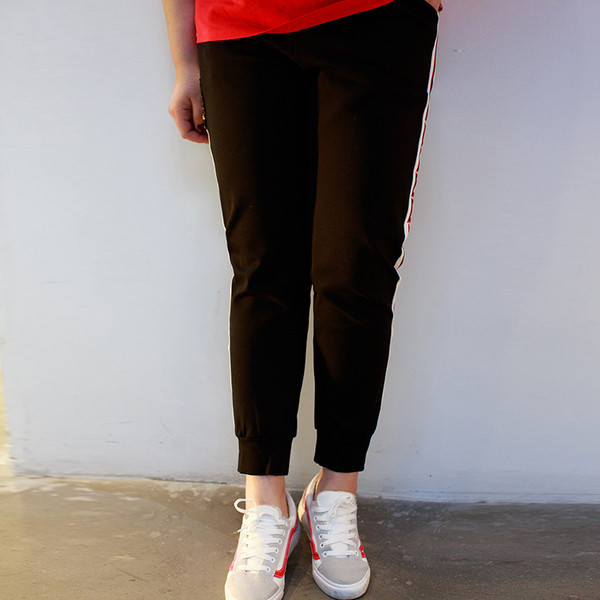 Изчистен дамски спортен панталон с цветен кант в черен цвят,подходящ за ежедневие 