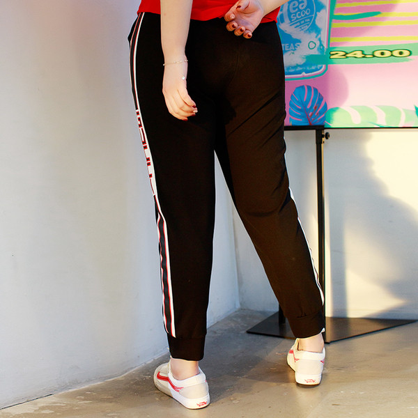 Изчистен дамски спортен панталон с цветен кант в черен цвят,подходящ за ежедневие 