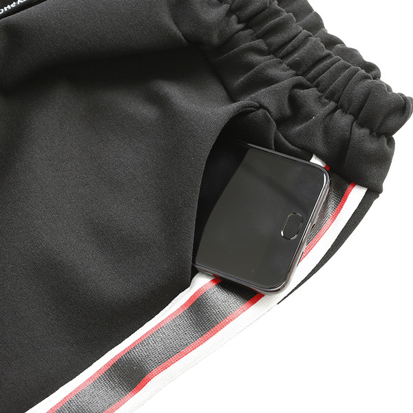 Изчистен дамски спортен панталон с цветен кант в черен цвят,подходящ за ежедневие 