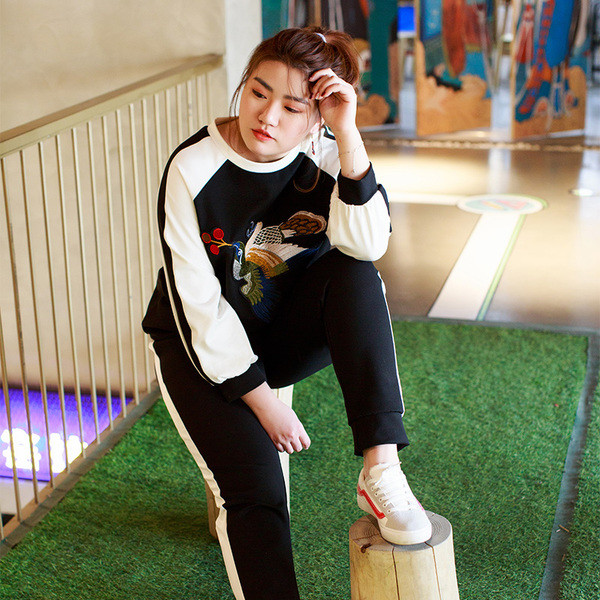 Echipa sportiva feminina in doua parti cu bluza-broderie colorata + pantaloni negru