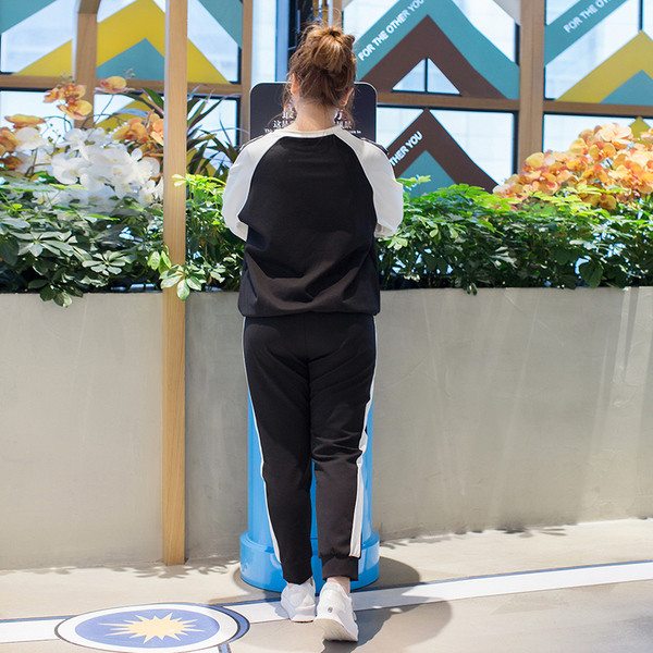 Echipa sportiva feminina in doua parti cu bluza-broderie colorata + pantaloni negru