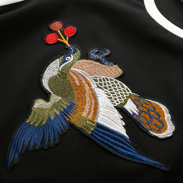 Echipa sportiva feminina in doua parti cu bluza-broderie colorata + pantaloni negru