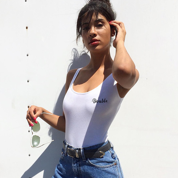 Дамско боди тип потник в бял цвят с надпис