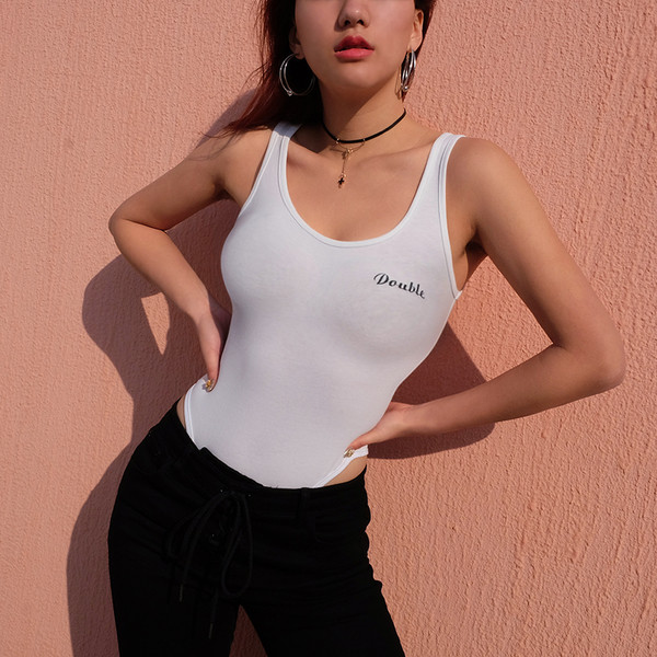 Дамско боди тип потник в бял цвят с надпис