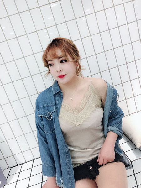 Κομψό, casual γυναικείο αμάνικο με δαντέλα σε τρία χρώματα - μεγάλα μεγέθη