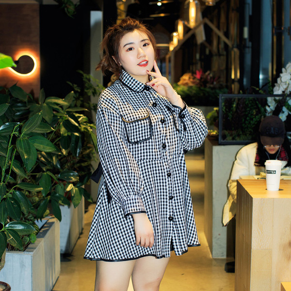 Rochie de dama eleganta cu decupaj in carouri, potrivita pentru utilizarea de zi cu zi