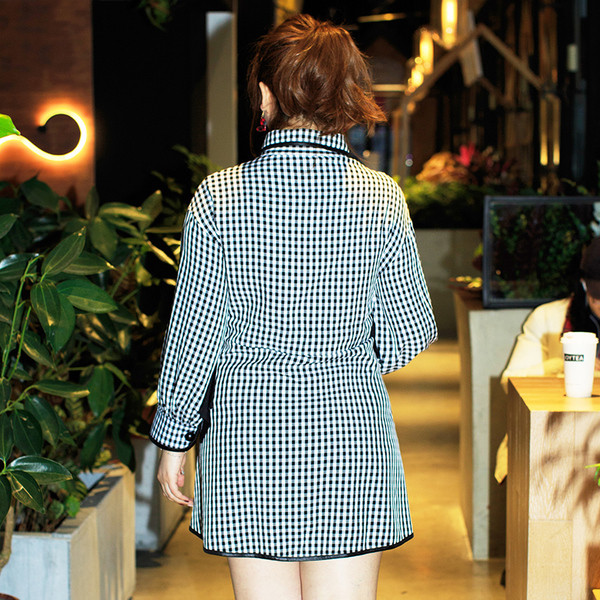 Rochie de dama eleganta cu decupaj in carouri, potrivita pentru utilizarea de zi cu zi