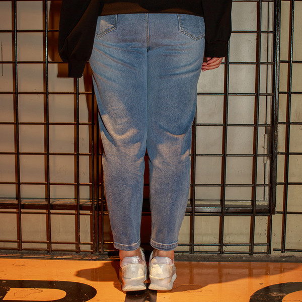 Спортно-ежедневни дамски дънки с апликация в светъл цвят