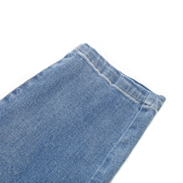 Спортно-ежедневни дамски дънки с апликация в светъл цвят