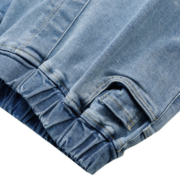 Спортно-ежедневни дамски дънки с апликация в светъл цвят