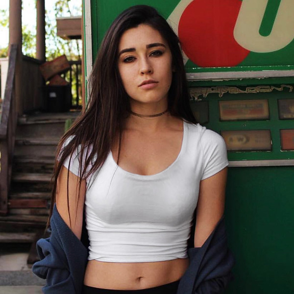 Tricou scurt de damă simplu, de culoare albă, potrivit pentru utilizarea de zi cu zi