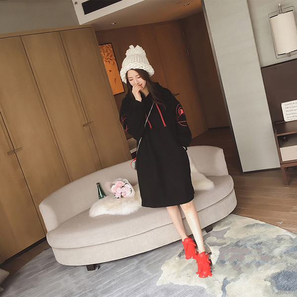 Αθλητικό μακρύ πουλόβερ για τις έγκυες γυναίκες με κουκούλα και εφαρμογές