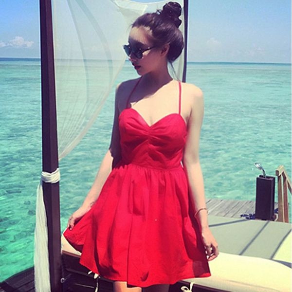 Női nyári ruha V-nyakkal és keresztpántokkal a hátán