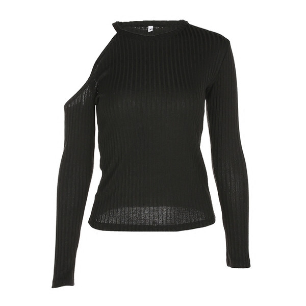 Κομψή γυναικεία μπλούζα σε ένα απλό μοντέλο με γυμνό ώμο σε μαύρο χρώμα