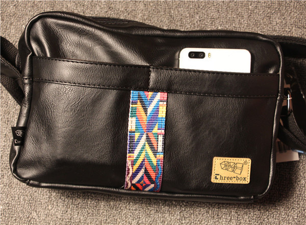 Κομψή ανδρική δερμάτινη τσάντα με μακρά λαβή και πολύχρωμη επένδυση, κατάλληλη για τη καθημερινή ζωή