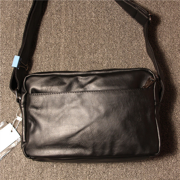 Κομψή ανδρική δερμάτινη τσάντα με μακρά λαβή και πολύχρωμη επένδυση, κατάλληλη για τη καθημερινή ζωή